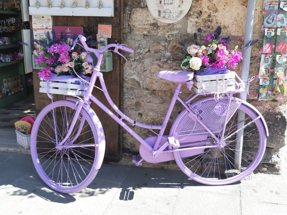 bici viola ad Assisi