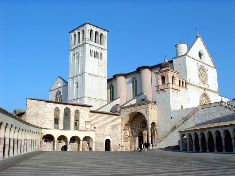 De benedenkerk van de Franciscusbasiliek
