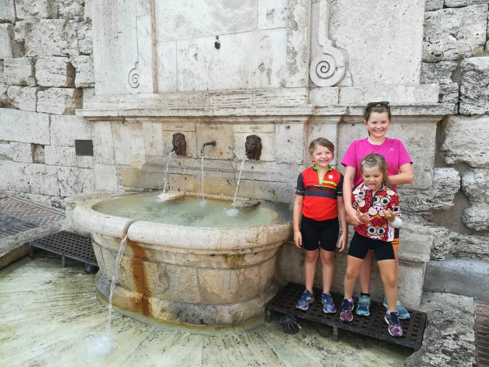 Familie foto bij de fontein in Umbrie