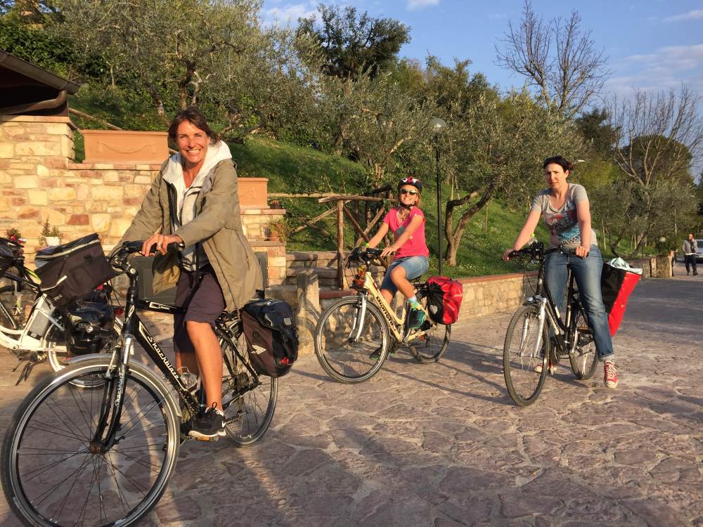 famiglia in bici Umbria