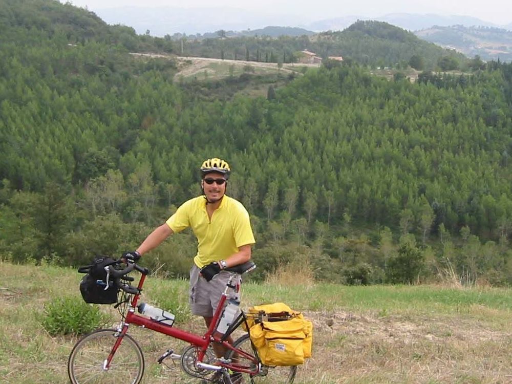 fietser geniet van mooie uitzicht in Umbrie